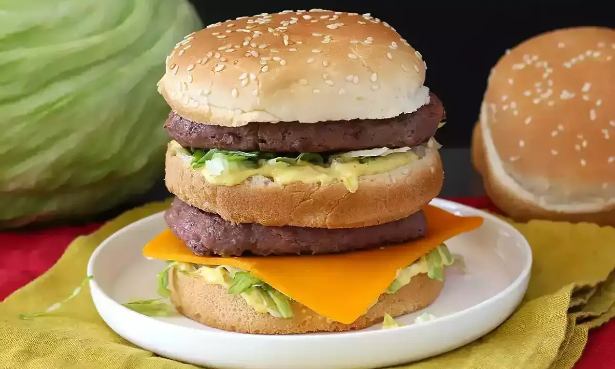 Un Big Mac maison avec sa sauce emblématique, deux steaks, salade, fromage et oignons. Un délice !