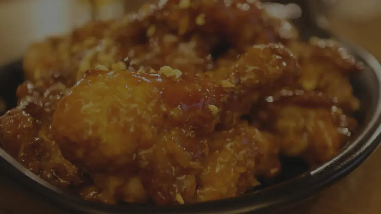 Délicieuse cuisse de poulet au four, nappée d'une sauce sucrée et parsemée de cacahuètes concassées. Un vrai régal !