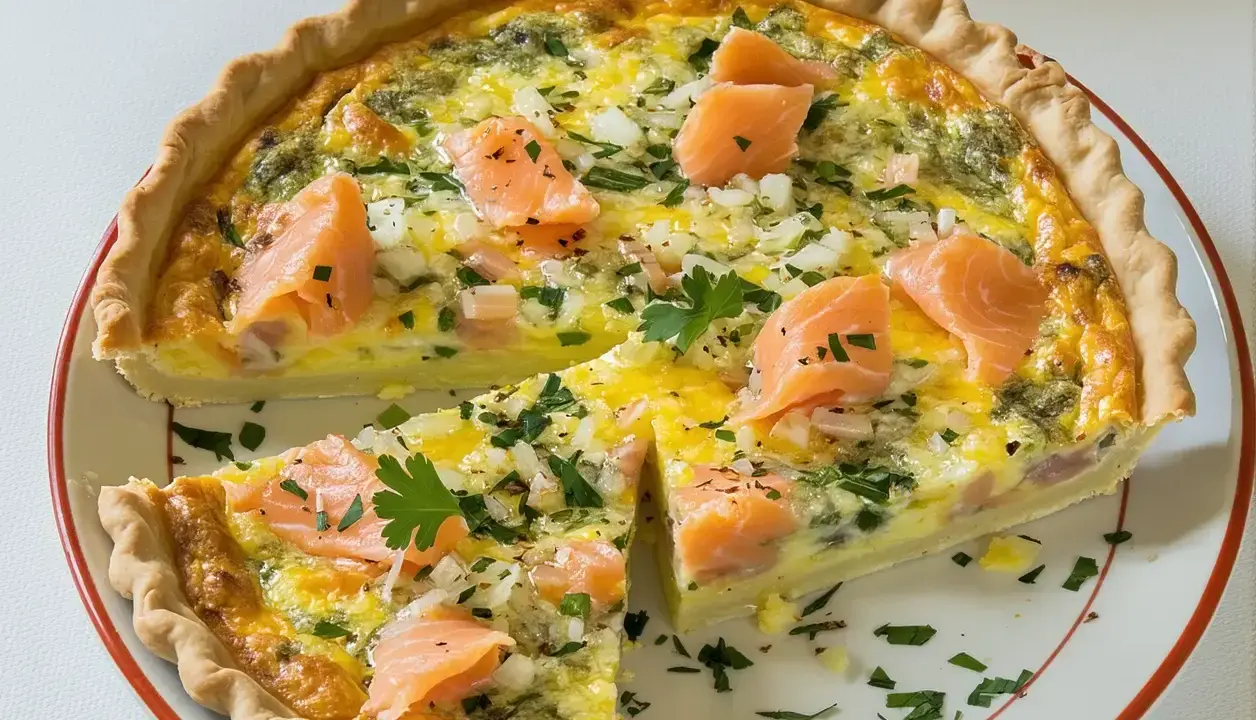 Une délicieuse quiche sans pâte grand-mère au saumon, oignons et persil, coupée en part.