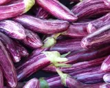 Un tas d'aubergines zébrées, parfaites pour une recette d'aubergine savoureuse.