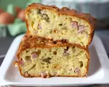 Tranche de cake jambon olive, moelleux et doré, garni de dés de jambon et d'olives vertes. Parfait pour un apéritif gourmand.