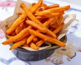 Frites de patate douce dorées et croustillantes, parfaites pour une recette facile et savoureuse.