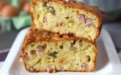 Tranche de cake jambon olive, moelleux et doré, garni de dés de jambon et d'olives vertes. Parfait pour un apéritif gourmand.