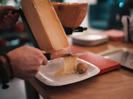Raclette fondue dégoulinante, parfaite avec un verre de Pouilly Fumé. Un délice à partager.