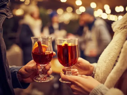 Deux verres de vin chaud, ornés d'orange et de cannelle, prêts à être dégustés. Le choix du vin est essentiel pour un vin chaud parfait.