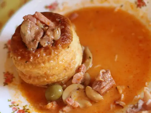Une bouchée à la reine savoureuse, garnie de viande et de champignons, baignant dans une sauce onctueuse.