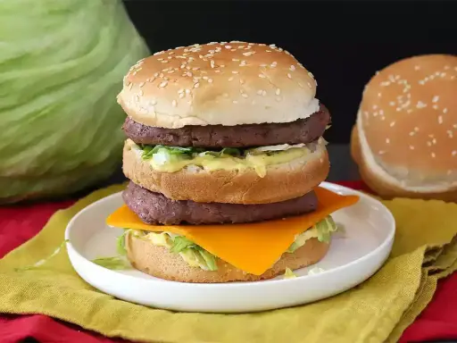 Un Big Mac maison avec sa sauce emblématique, deux steaks, salade, fromage et oignons. Un délice !