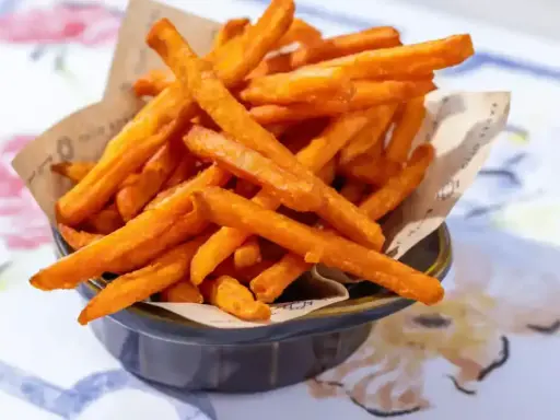 Frites de patate douce dorées et croustillantes, parfaites pour une recette facile et savoureuse.