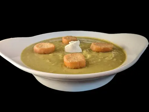 Soupe de pois cassés onctueuse, garnie de croûtons dorés et d'une touche de crème. Un délice réconfortant.