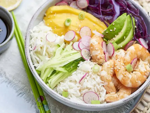 Un délicieux bol de riz avec crevettes, avocat, mangue, concombre, radis et chou rouge. Une salade crevette avocat parfaite pour un repas léger.