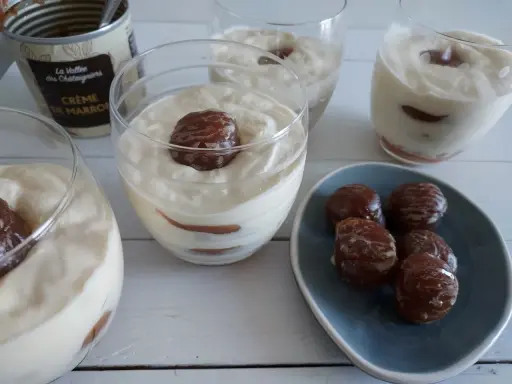 Verrines crémeuses à la châtaigne, garnies de marrons glacés. Une touche gourmande et salée pour un plaisir inattendu.