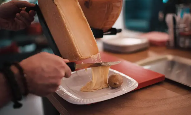Raclette fondue dégoulinante, parfaite avec un verre de Pouilly Fumé. Un délice à partager.
