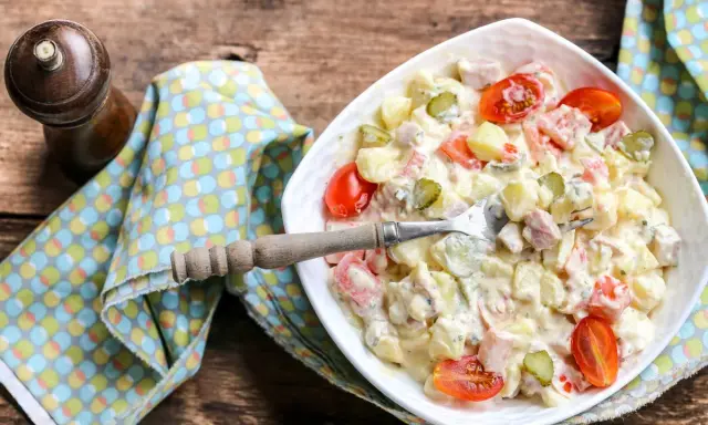 Salade piemontaise crémeuse avec pommes de terre, tomates cerises, cornichons et jambon. Un délice à déguster !