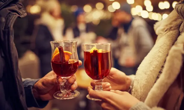 Deux verres de vin chaud, ornés d'orange et de cannelle, prêts à être dégustés. Le choix du vin est essentiel pour un vin chaud parfait.
