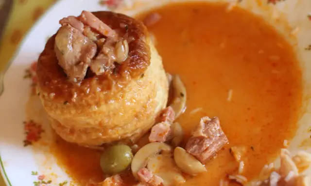 Une bouchée à la reine savoureuse, garnie de viande et de champignons, baignant dans une sauce onctueuse.
