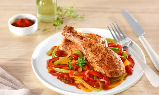 Poulet basquaise cookeo : des cuisses de poulet savoureuses sur un lit de poivrons colorés et de tomates. Un plat plein de saveurs.