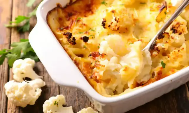 Un délicieux gratin de chou-fleur crémeux et doré, prêt à être dégusté.