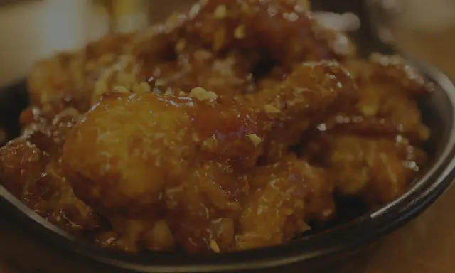 Délicieuse cuisse de poulet au four, nappée d'une sauce sucrée et parsemée de cacahuètes concassées. Un vrai régal !