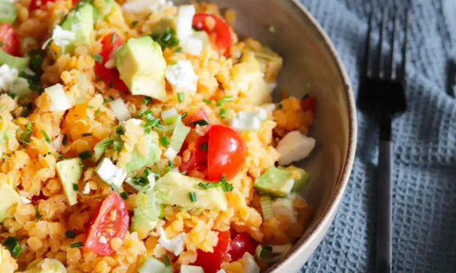 Salade colorée de lentilles corail, avocat, tomates cerises et feta. Un plat frais et nutritif, parfait pour un repas léger.