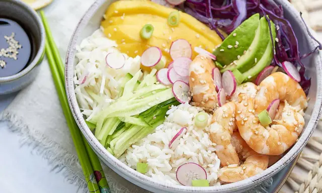 Un délicieux bol de riz avec crevettes, avocat, mangue, concombre, radis et chou rouge. Une salade crevette avocat parfaite pour un repas léger.