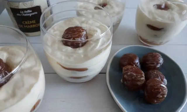 Verrines crémeuses à la châtaigne, garnies de marrons glacés. Une touche gourmande et salée pour un plaisir inattendu.