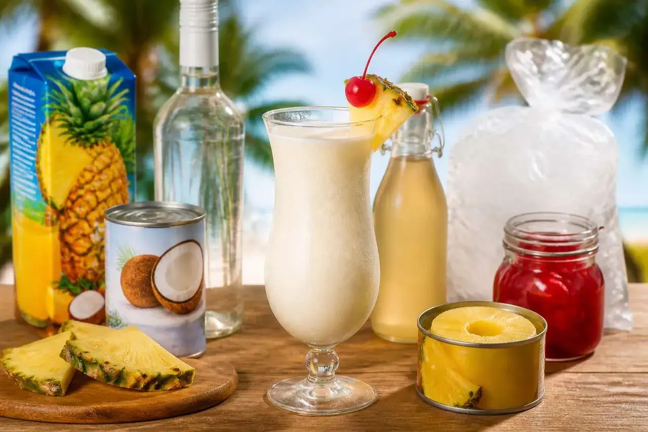 Verre de pina colada avec ananas, noix de coco, rhum et glace, prêt à être dégusté sous les palmiers.