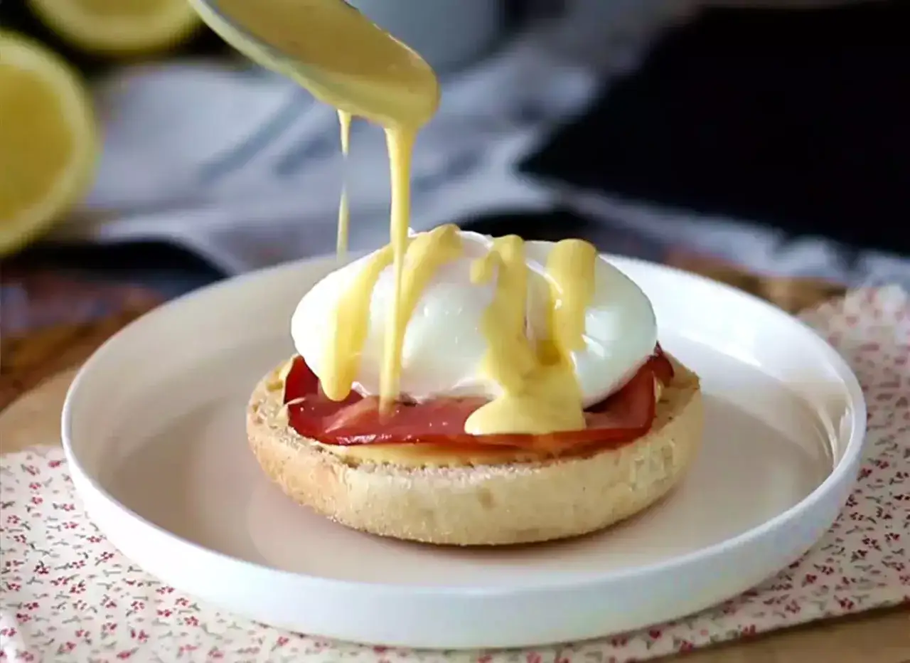 Un œuf poché sur un muffin anglais et jambon, nappé d'une onctueuse hollandaise au siphon. Un délice pour le brunch.