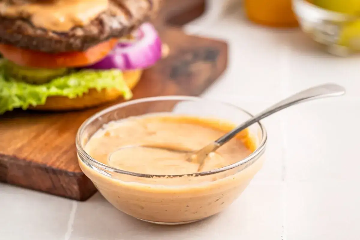 Un bol de sauce onctueuse, parfaite pour accompagner un burger, évoque la saveur unique de la sauce Big Mac.